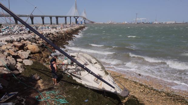 Un velero encalla en Cádiz arrastrado por el fuerte levante