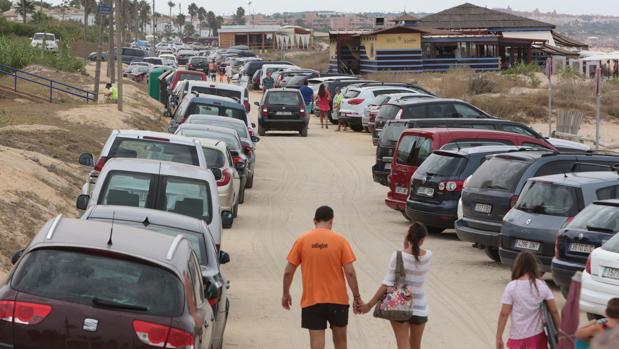 Aparcamiento abarrotado en La Barrosa (Chiclana)