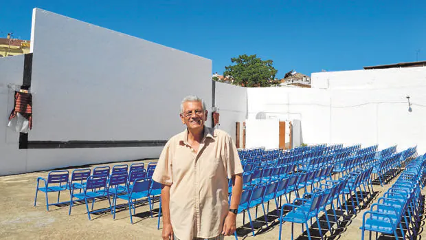 Rafael Cansino, en su cine, que está en el patio de su casa
