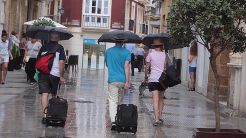 Un chaparrón alivia la ola de calor en Cádiz