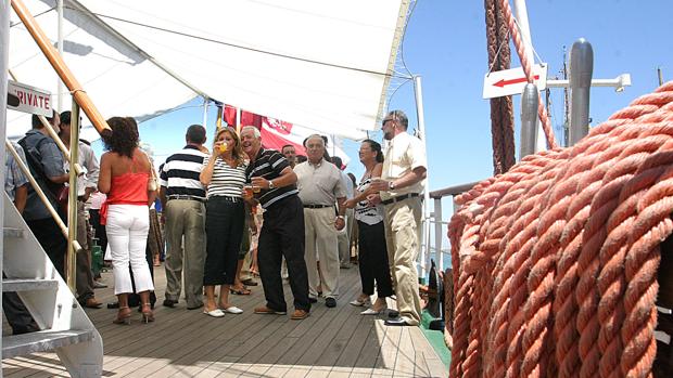 Cumple tu sueño de rico y celebra una fiesta en la cubierta de un velero