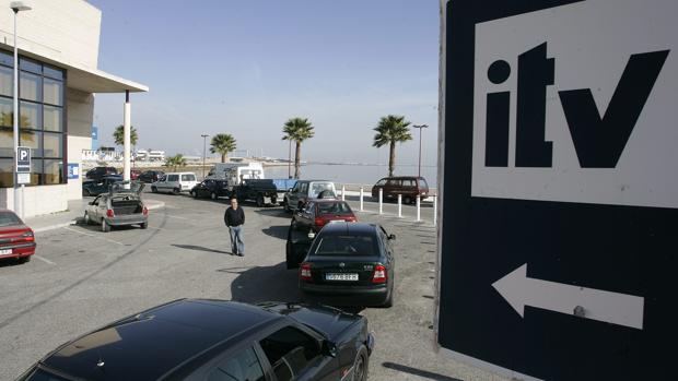 Acceso a la ITV de Cádiz, en el polígono de Levante