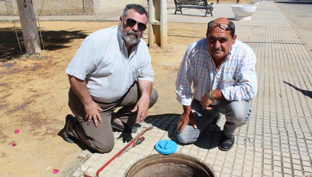 Manuel Ramírez y Víctor Manuel Marchena con un dosificador bacteriano