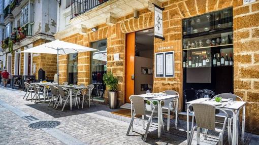 Fachada del Restaurante Sopranis, en primer término. Detrás, el bar de tapas.