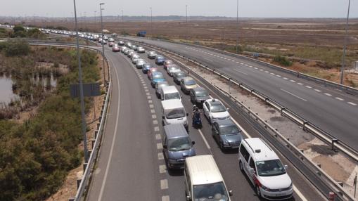 Grandes retenciones para entrar a Cádiz por un camión volcado en la autovía de San Fernando