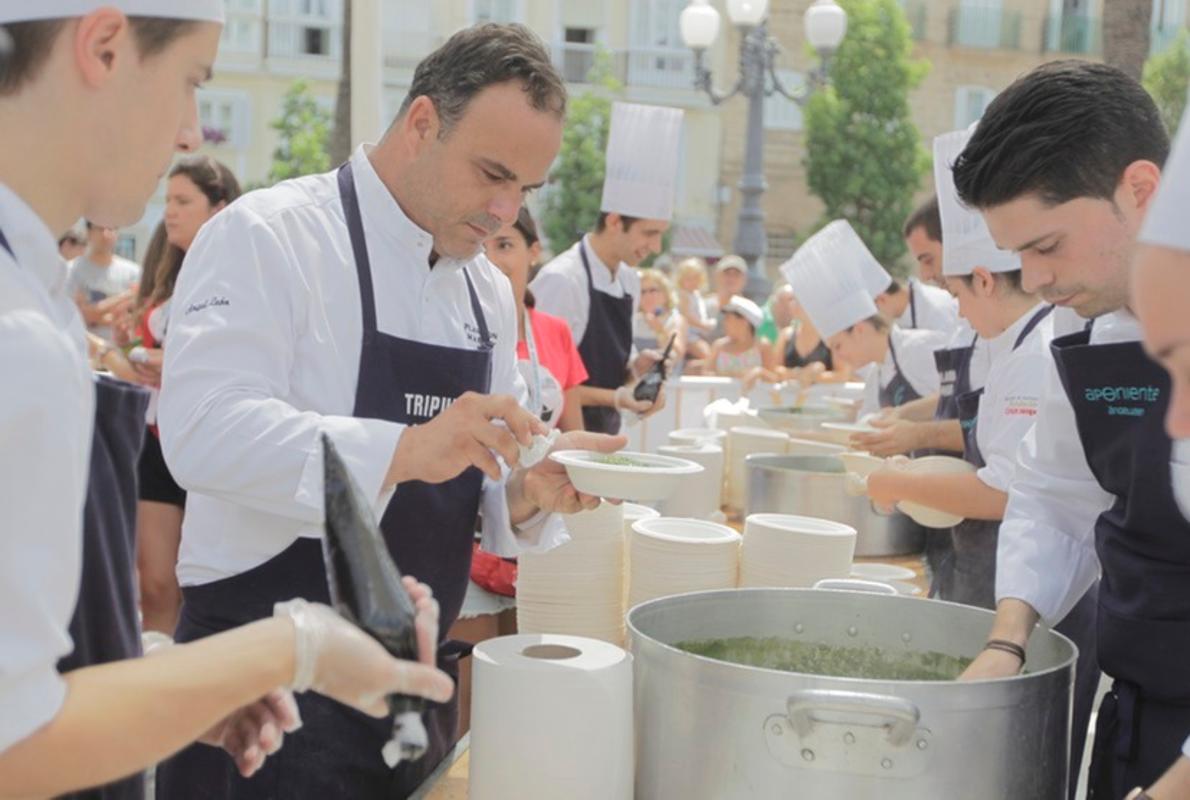 Ángel León prepara su arroz con plancton