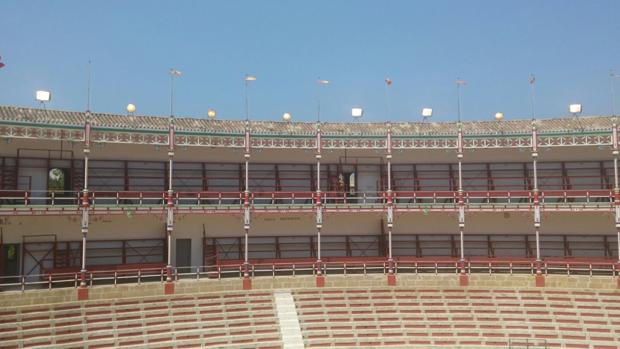 Mejoran el alumbrado de la plaza de toros