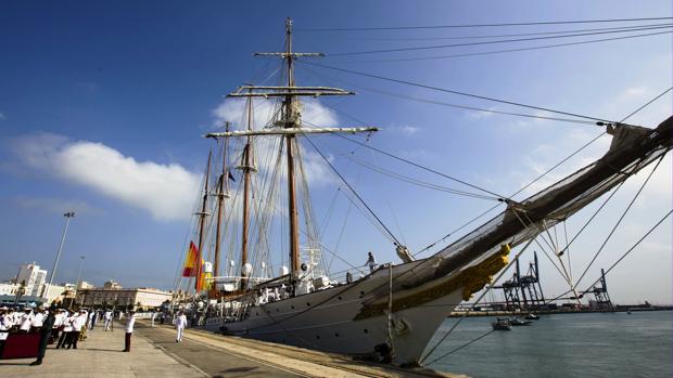 El buque-escuela, atracado en Cádiz tras su última llegada a principios de julio.