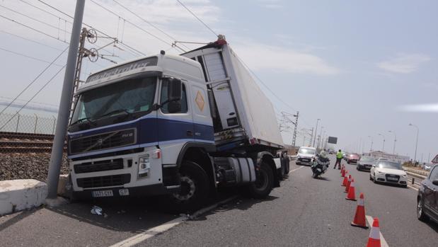 El camión siniestrado perdió el control y chocó contra el muro de la carretera que une Cádiz con San Fernando