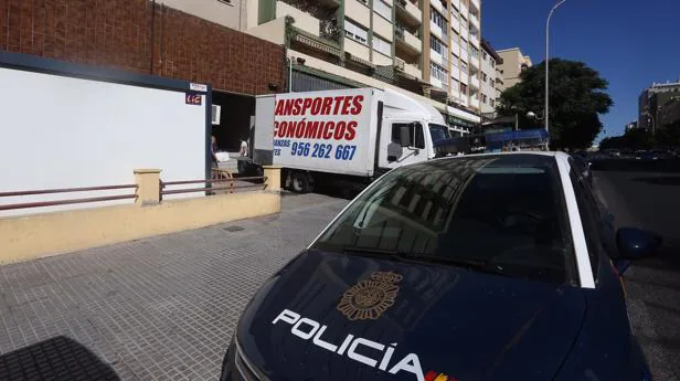 Esta mañana un camión ha recogido los enseres de la Comisaría de la Avenida Andalucía