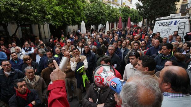 Exempleados municipales piden su readmisión con un encierro en Jerez