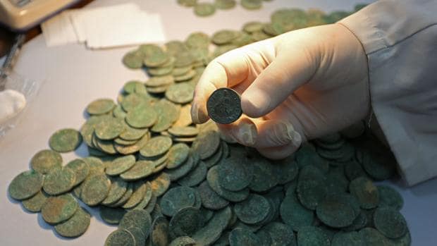 Los 600 kilos de monedas romanas halladas en Tomares era de nuevo cuño y no entraron en circulación