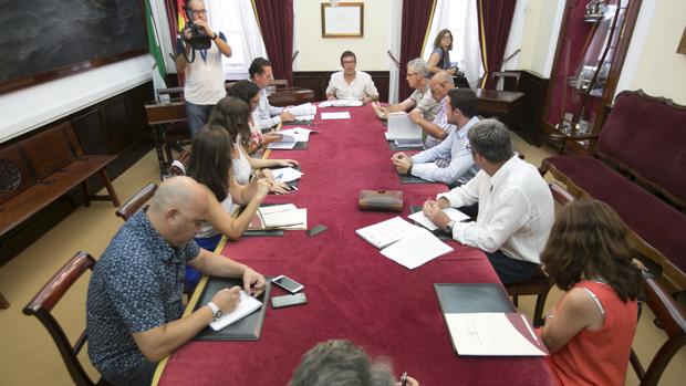 El Ayuntamiento pedirá un informe a una empresa externa para ver la viabilidad de la remunicipalización en playas