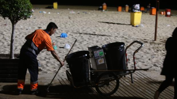 Un total de 200 operarios dejarán la playa limpia tras las barbacoas