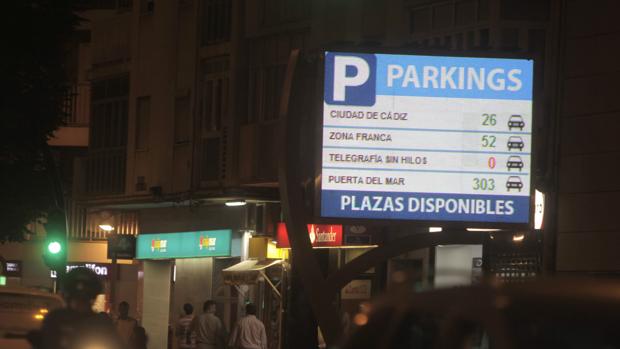 Una pantalla LED publica el número de plazas libres en los aparcamientos más cercanos a la playa Victoria.