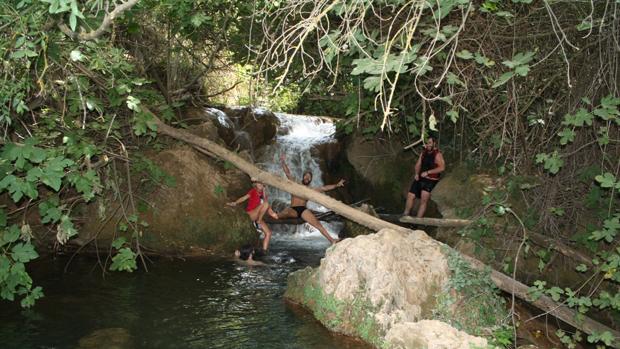 Un grupo de jóvenes se dispone a darse un baño en esta zona tan concurrida de la Sierra Norte