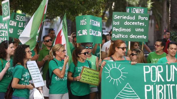 Maestras interinas protestan en plaza Mina