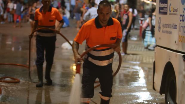 Las críticas aceleran un plan de limpieza estival reforzado en Cádiz