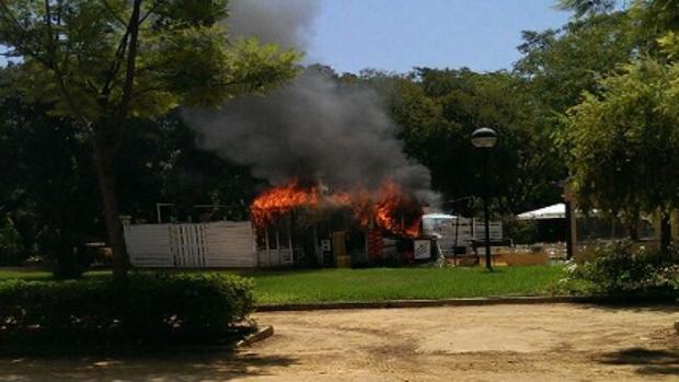 Arde la zona chill out del bar Malvaloca en el parque de Consolación