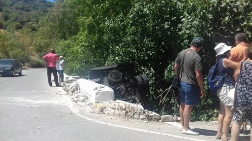 Un camión frigorífico cae por un terraplén tras salirse de la vía en Grazalema