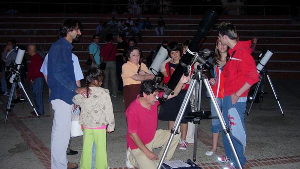 Familias disfrutan del observatorio astonómico de Almadén