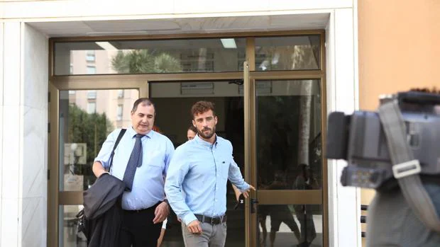 Uno de los denunciados, Aléxis González, saliendo del Juzgado.