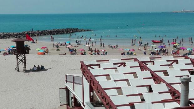 Bandera roja en la playa de Santa María