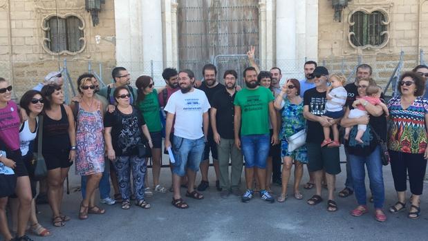 Miembros del colectivo, este sábado en la puerta de Valcárcel