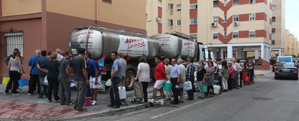 El alcalde y su jefe de Gabinete en un acto con vecinos de Loreto.