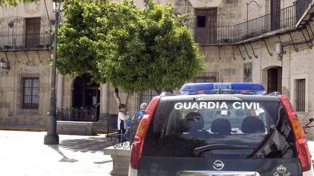 Un vehículo de la Guardia Civil ante la puerta del Ayuntamiento de Lora