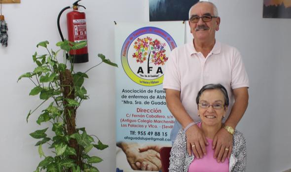 Juan Labrador, con su mujer, Guadalupe, en el local de la asociación