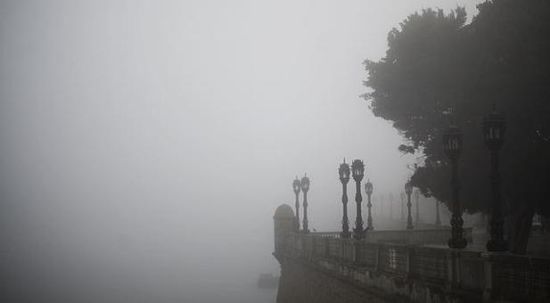 Cádiz despierta envuelta en una densa niebla