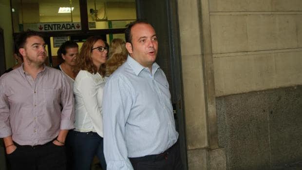 El alcalde de La Algaba, Diego Manuel Agüera (PSOE), saliendo de los juzgados este jueves