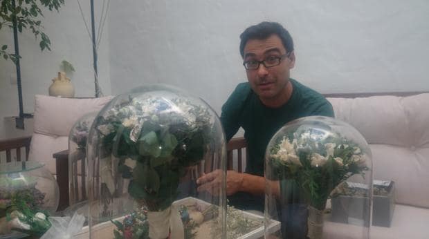 Manuel Antúnez trabajando con varios ramos de novia en su taller de Mairena