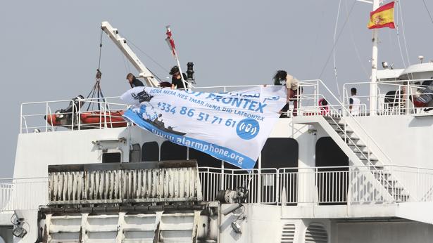 Momento en el que los activistas colocan la pancarta en un ferry de pasajeros