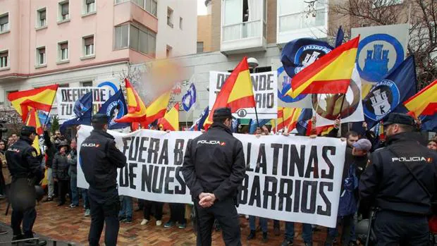 La Policía vigila una concentración de grupos ultraderechistas y xenófobos en Madrid.