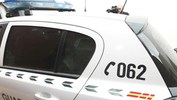 El detenido llega a los juzgados de Sanlúcar en este vehículo de la Guardia Civil