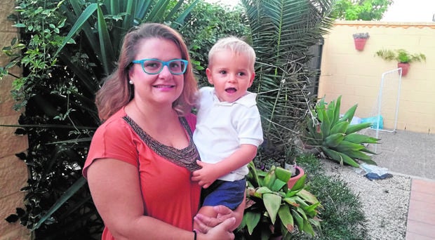 Román junto a su madre, Rocío del Valle Hernández