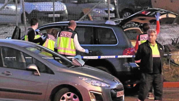 Policías toman muestras en el coche del fallecido junto la gasolinera de Calonge donde acabó el cadáver