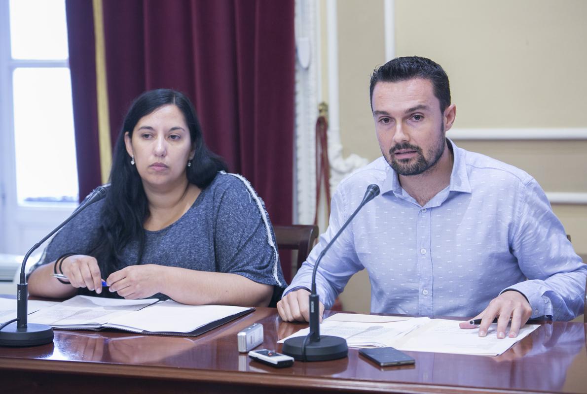 Los concejales Martín Vila y Ana Fernández en la rueda de prensa