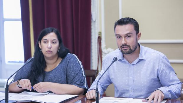 Los concejales Martín Vila y Ana Fernández en la rueda de prensa