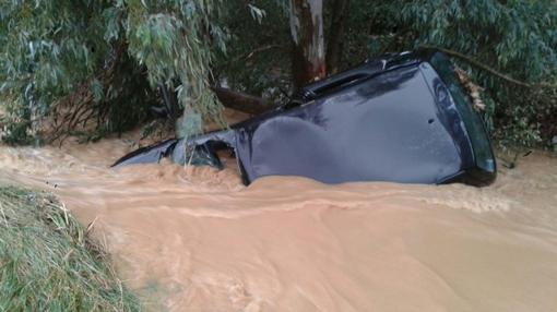 El coche del fallecido tras ser arrastrado por la corriente del arroyo Culebras