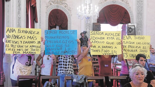 Una imagen del colectivo de mujeres maltratadas en un Pleno municipal