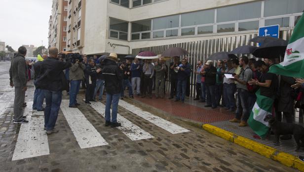 Concentración ante la Junta en apoyo a los extrabajadores de Delphi