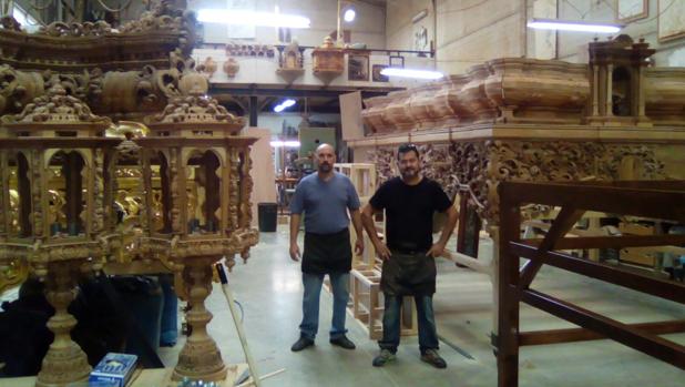 Manuel Jesús Bulnes y Francisco Domínguez, en su taller de carpintería y talla religiosa