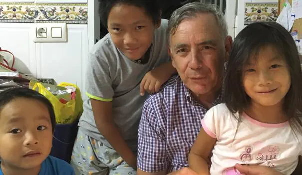 Manuel García, junto a sus tres hijos adoptados de China