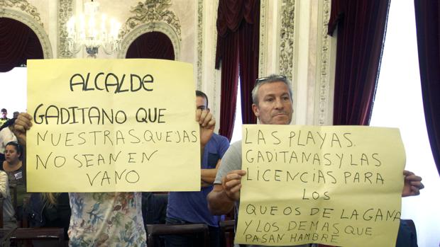 Vendedores ambulantes protestan en el pleno reclamando un empleo