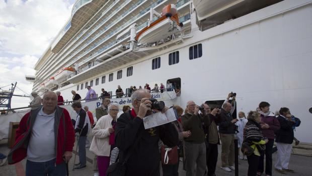 Cruceristas bajando del crucero para conocer Cádiz.