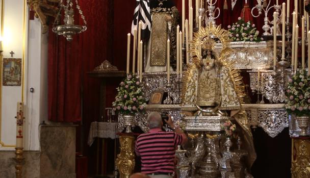 Devoción en el besamanos previo a la procesión de La Palma