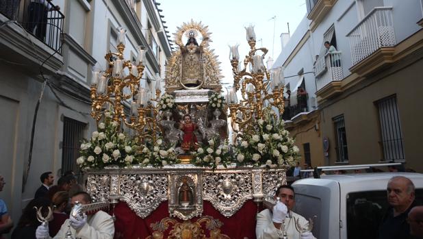 El obispo de la Diócesis de Cádiz y Ceuta Rafael Zornoza, esta mañana, en la bendición de las aguas